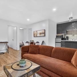 Élégant 2 chambres au cœur de Griffintown Idéal familles, hotel a Rivière-Rouge