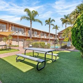 Quality Hotel Melbourne Airport, hotel di Melbourne