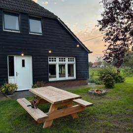 Koggel & Cottage -sfeervolle cottage met houtkachel & fiets oplaadpunt, khách sạn ở Lemele