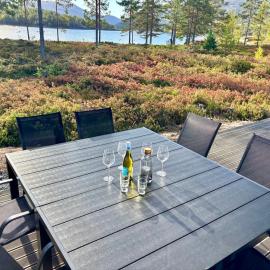Nisserstrand Hytte direkt am See mit Sauna und Homeoffice in Treungen, hôtel à Treungen