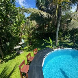 Out of Office Surfhouse, hotel u gradu Midigama East