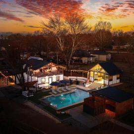 Greer Farmhouse Reserve Saltwater Pool & Spa, hotel din Greer