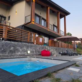 Villa Onsen, hotel v destinaci Pchelin