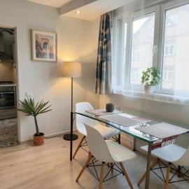 Cozy 2-Bedroom flat with Terrace & Parking by Alfa, hotel din Riga