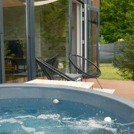 Dolina Słońca obok Suntago - Domek z prywatnym jacuzzi, хотел в Benenard