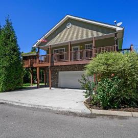Tennessee Time Out - Entire Cottage Hot Tub, Creek, No Steep Roads, hotel di Pigeon Forge