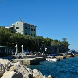 Apartments Valun, хотел в Валун