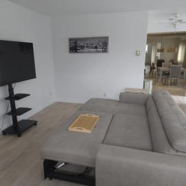 Spacious 2-Level Townhouse with Private Patio, Workstation & Full Kitchen