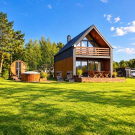 Stodoła nad jeziorem z balią i sauną、Gowidlinoのホテル