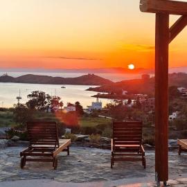 Cozy Studio in the Heart of Vourkari Village, Kea