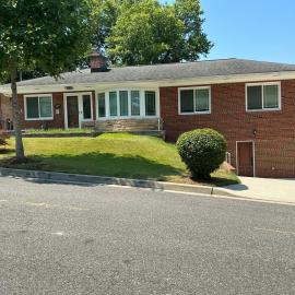 Charming House 4 bds, 2 baths, full kitchen & free parking