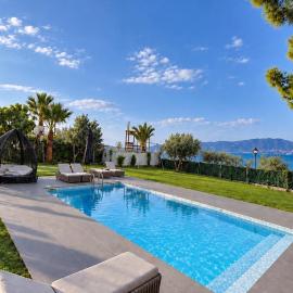 Zoza Luxury villa isthmia by the sea with private pool, hotel i Kalamáki