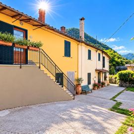 Casa Toscana with Private River 15 min from Lucca, hotel v destinaci Borgo a Mozzano