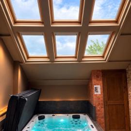 Spacious loft with Jacuzzi and sauna in Jabbeke: Jabbeke şehrinde bir otel