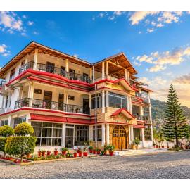 The Sapphire Royale Retreat Near Bhimtal Lake - A Premium Himalayan Stay with Elegant Comfort & Peaceful Ambience, hotel i Bhimtal