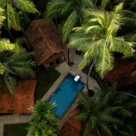 Privy Stays- Saffronshore Wood Resort, Alibag, хотел в Avas