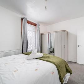 Elegant 4Bedroom House With Garden, Parking & Excellent Transport Links in Rochester