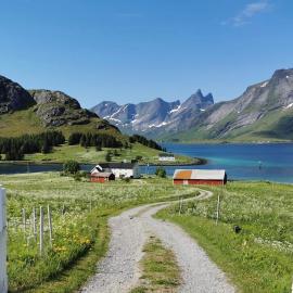 Authentic 1880 Nordlandshus - Private Tidal & Mountain View, hotell i Krystad