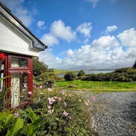 Tievemore - Connemara Bayfront Retreat, hotel i Moyard