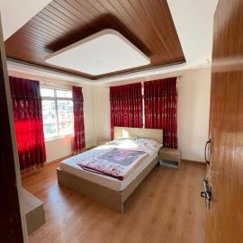 Sun drenched rooms in a quiet Gothatar home, hotel en Thimi