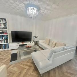 3 Double beds 2 Bathrooms free parking with flexible check-in