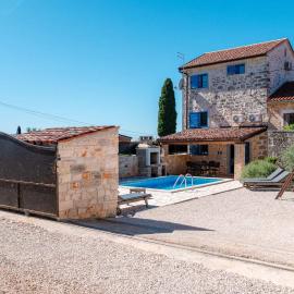 Cassa Antica with outdoor pool, near Poreč, hotel i Rapavel