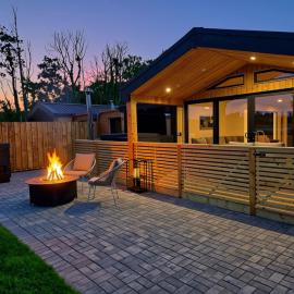 Loughshore Lodges - Cabins with private Hot Tub & Sauna, hotel i Inishmore