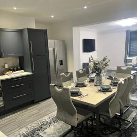 Modern 3 Bedroom Family House with Parking , Wifi, Hotel in Ashington