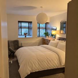 Room at Wallington Green for professionals, free parking, near station, 30 min to London Bridge, 27 min to LDN Victoria, готель у місті Воллінгтон
