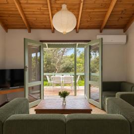 Nature's Embrace The Pelican Cabin, hotel in Island Beach