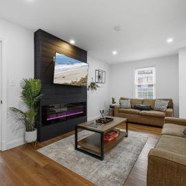 1 min to DC 8 beds sleeps 16 with yard and parking