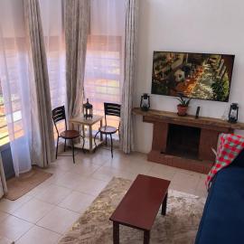 Private 2-Bedroom Cottage with Fireplace & Garden along Mangu Rd Thika, hotel u gradu Thika