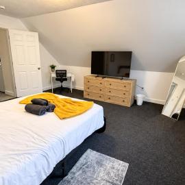 One-Bedroom Apartment with Private Kitchen and Free Parking