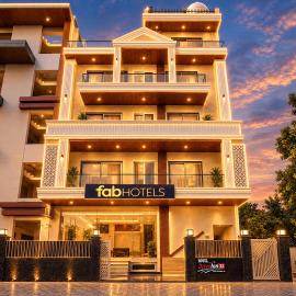 FabHotel Drive Inn، فندق في نويدا الكبرى