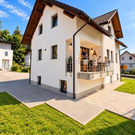 The River House, hotel din Mavčiče