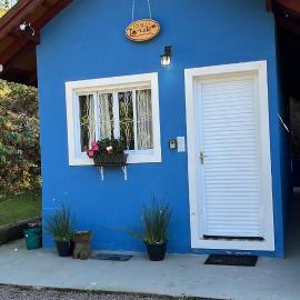 Chale Azul Aconchegante com lareira no bosque e estacionamento grátis, hotell i Extrema