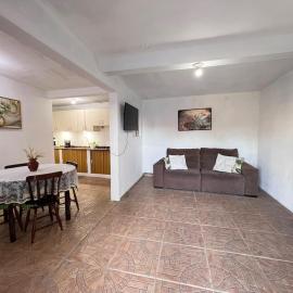 Casa rústica com piscina e fogão a lenha