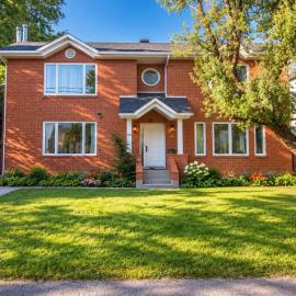 House near Montreal | 6 bdr | 14 guests | 4 bath, hotel i Brossard