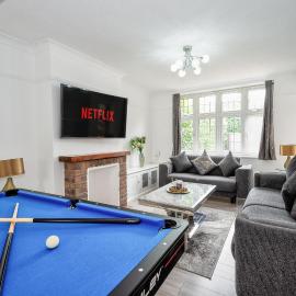 Luxury Home Sleeps 9 with Pool Table Large Garden and 3 Car Parking 9 Minute Walk to Station