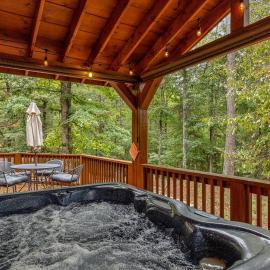 Hot Tub • Game Room • 3 King Beds • Pet Friendly, hotelli kohteessa Ellijay