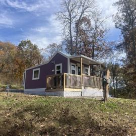 Charming Tiny Home Studio Sleeps 2 - Grill - Porch, hotel u gradu 'Maynardville'