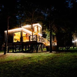 Prywatne SPA na drzewie -sauna,jacuzzi,masaż-Agroturystyka Młodnik, hotel em Radomierowice