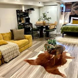 Private DC Studio - Free Parking - Lake Trail - Near Navy Yard، فندق في واشنطن