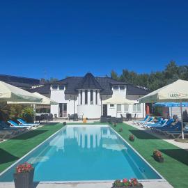Brydar with Sauna, Swimming Pool and Jacuzzi
