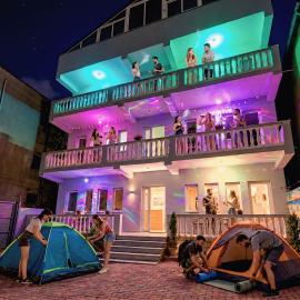 Beach Backpackers، فندق في دوريس