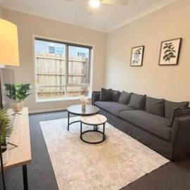 Silky Oak Stay - Brand New House in Griffin - Holiday Home، فندق في Griffin