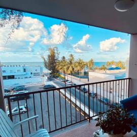Cozy studio apartment steps from the beach !, hótel í San Juan