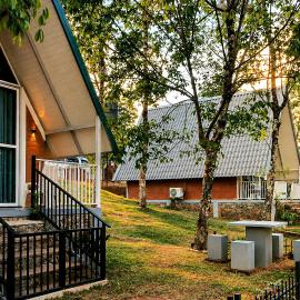 Riverston Royal Cabin, hotel i Rattota