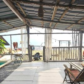 Aura Bluewave Beach House and Mini Beach Cafe, ξενοδοχείο σε Tanjung Rhu 