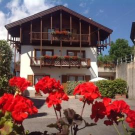 Appartamento Girasole, hotel sa Comano